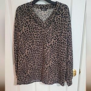 Heimish Boutique Brand Leopard Print V-Neck Top Size L